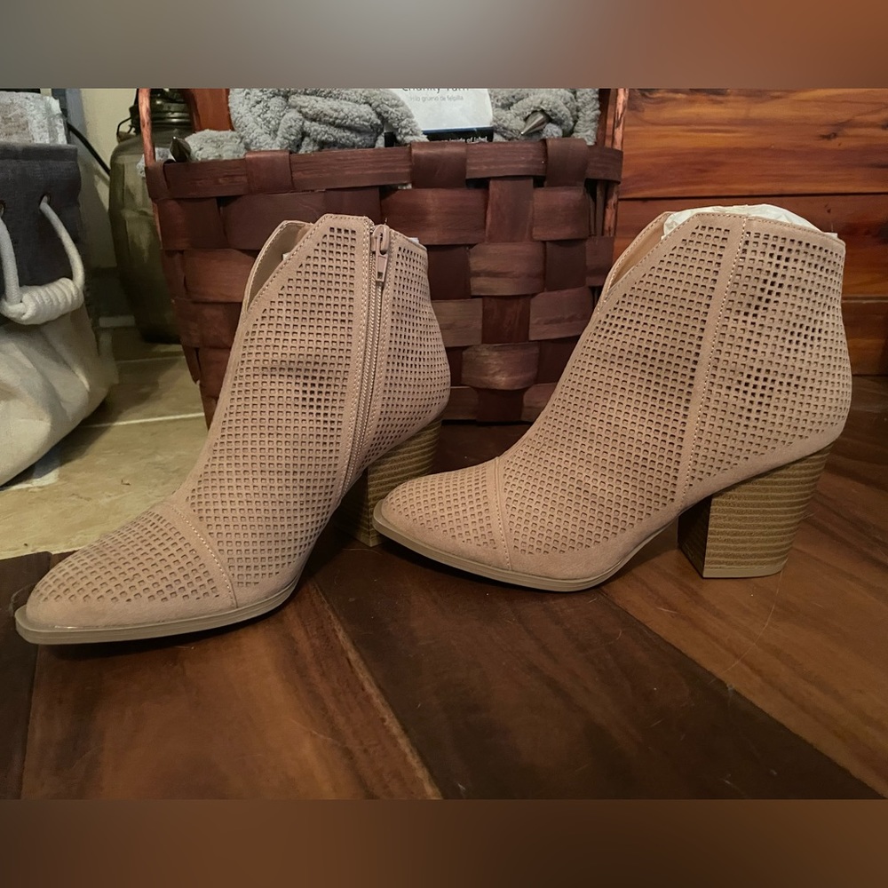 Quipd Taupe Booties, sz 6 NEW IN BOX